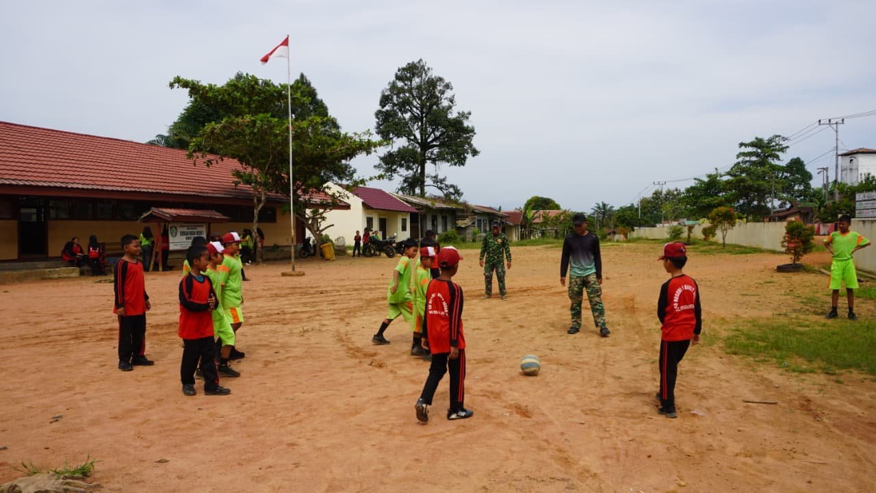 Bangun Kedekatan, Satgas TMMD ke-127 Kodim 1015/Sampit Jalin Keakraban Lewat Sepak Bola
