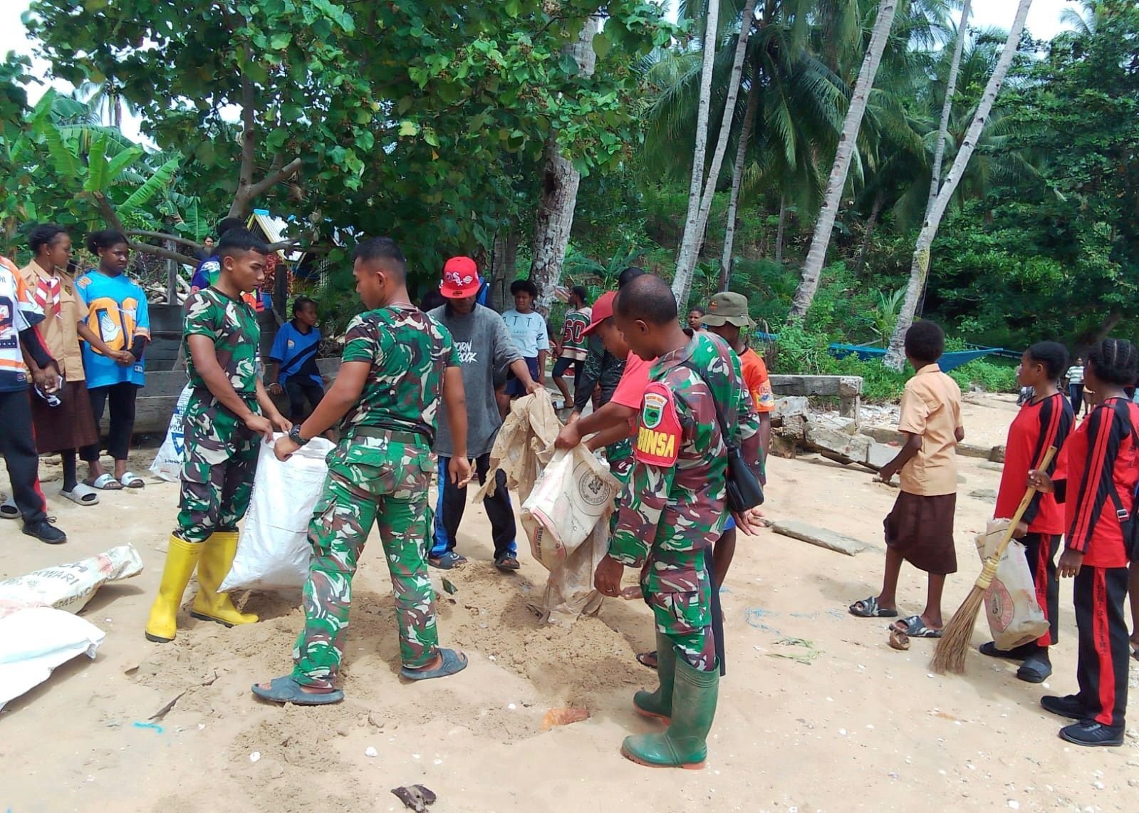 Satgas TMMD 127 Kodim 1804/Kaimana dan TNI AL Gotong Royong Bersihkan Pantai Kampung Sisir