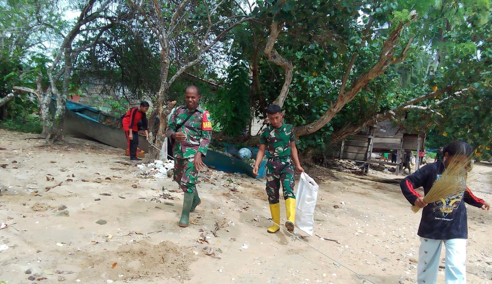 Wujud Kepedulian Lingkungan, TMMD 127 Kodim 1804/Kaimana Bersihkan Pesisir Sisir