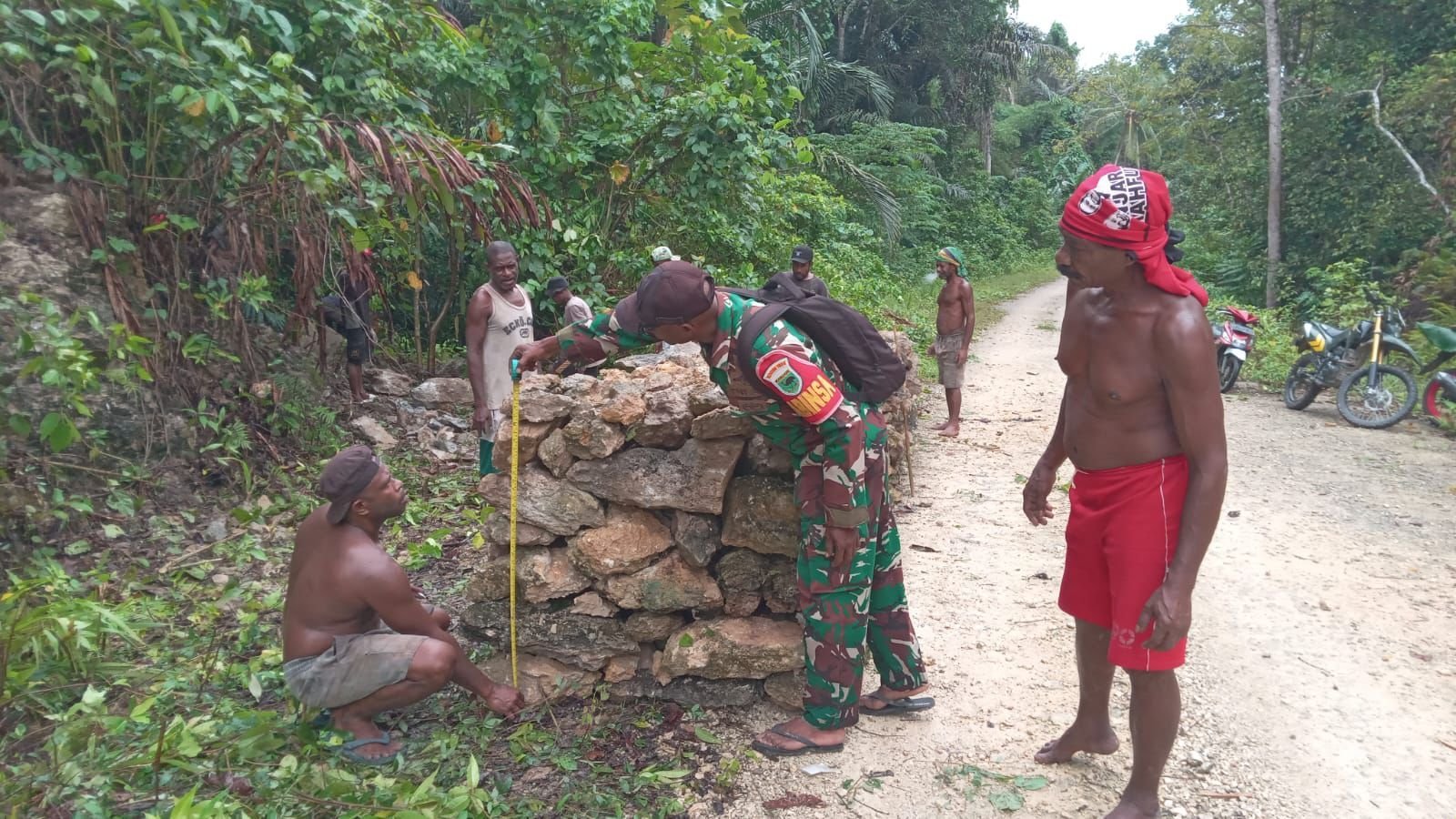 Percepat Pembangunan Jembatan, Satgas TMMD 127 Kodim 1804/Kaimana Kirim Material Batu ke Kampung Marsi