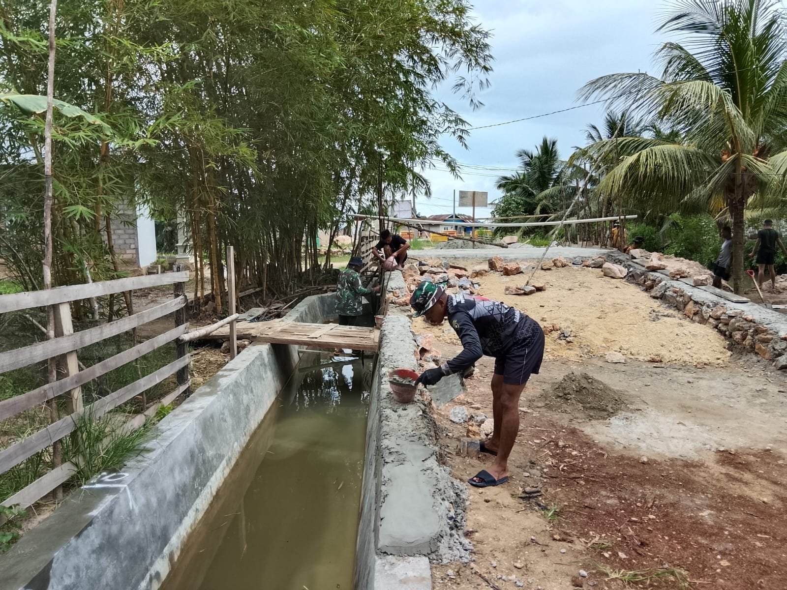 Gotong Royong Satgas TMMD ke-127 Kodim 1417/Kendari dan Rakyat Perkuat Akses Vital di Sambuli