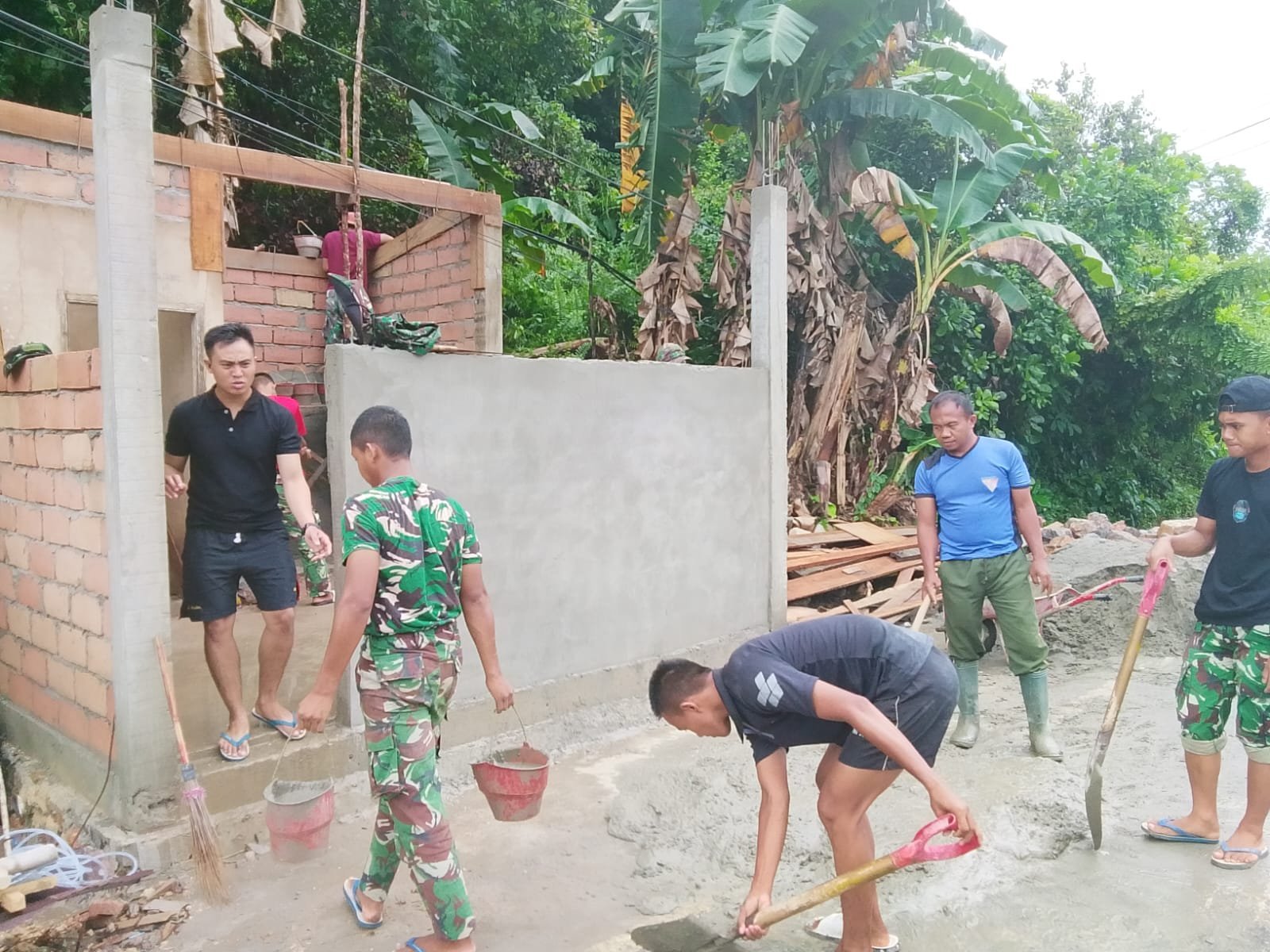 Satgas TMMD 127 Kendari Kendari Genjot Pengecoran Slop Atas MCK di Sambuli