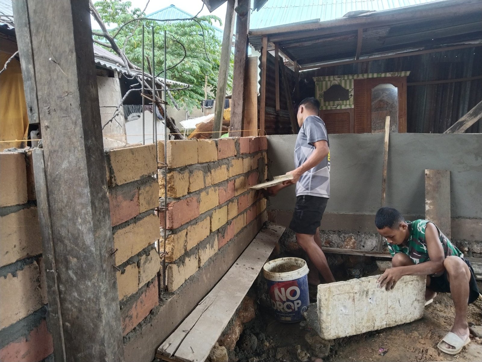 Satgas TMMD 127 Kebutan Plester Dinding RTLH Unit ke-5 di Petoaha