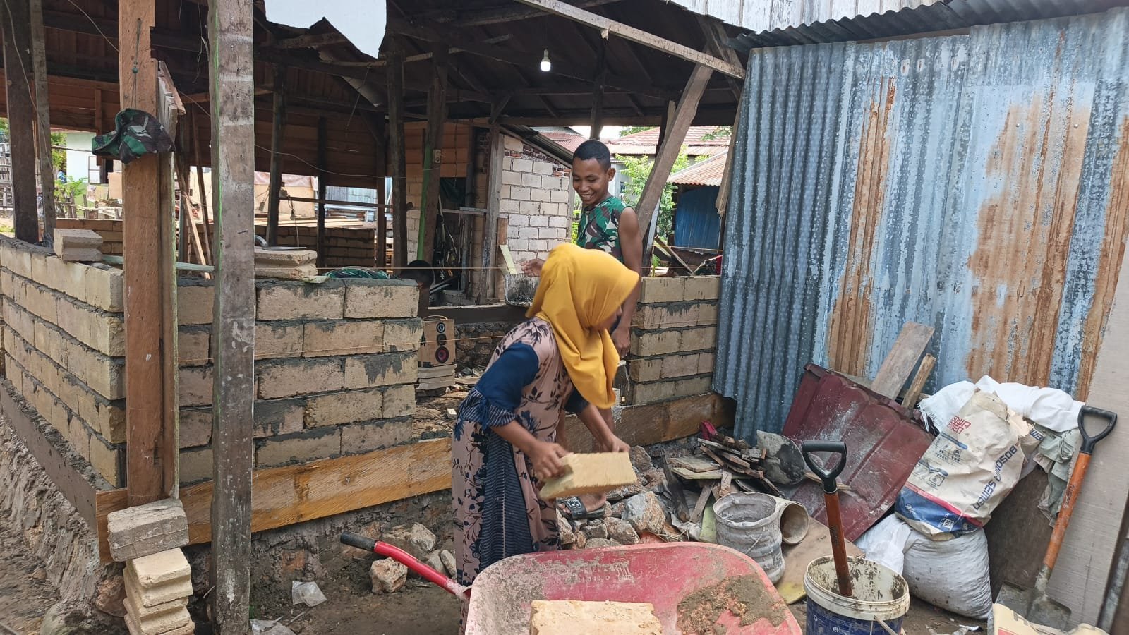 Semangat Ibu Ninda Warnai Pembangunan RTLH TMMD 127 di Petoaha