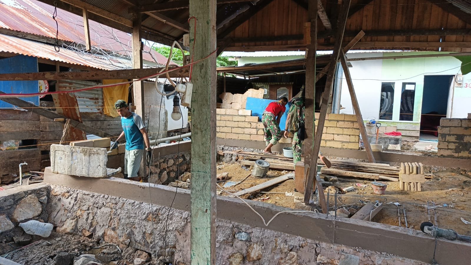 Gotong Royong Satgas TMMD 127 dan Warga, Pembangunan Rumah Ibu Ninda Kian Cepat