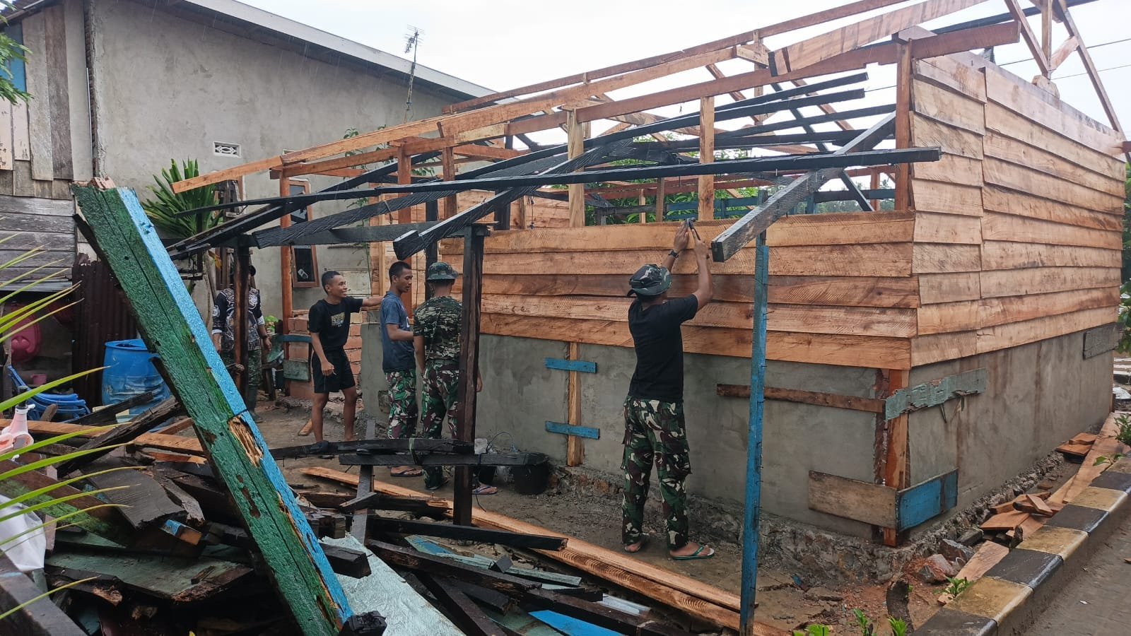 Tak Gentar Diguyur Gerimis, Satgas TMMD 127 Terus Kebutan Bedah Rumah di Kendari
