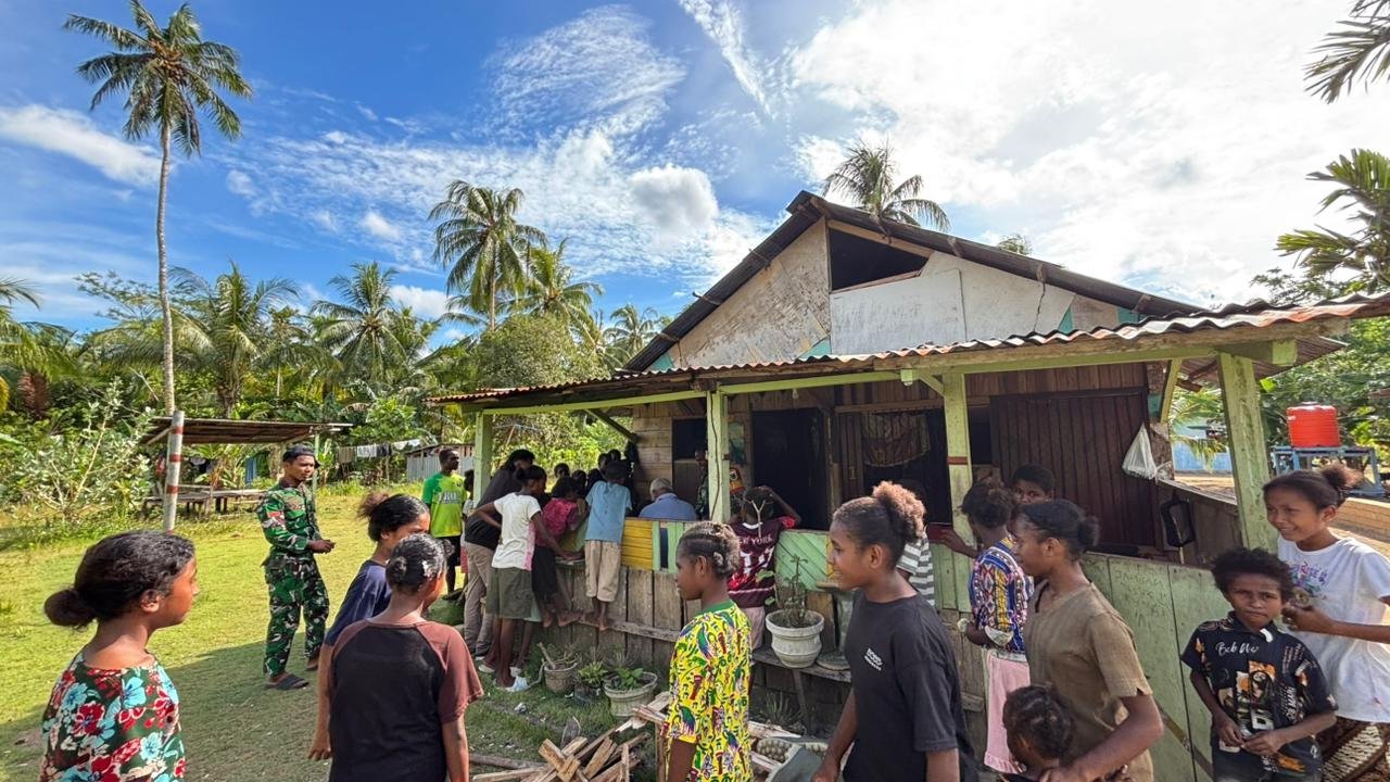 Hangatnya Kebersamaan TMMD 127 Kodim 1804/Kaimana, Persit dan Warga Berbaur di Sela Istirahat