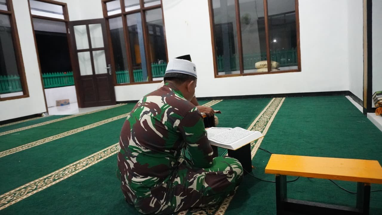 Hangatnya Kebersamaan, Satgas TMMD ke-127 Tadarus Bersama Warga Desa Tri Buana