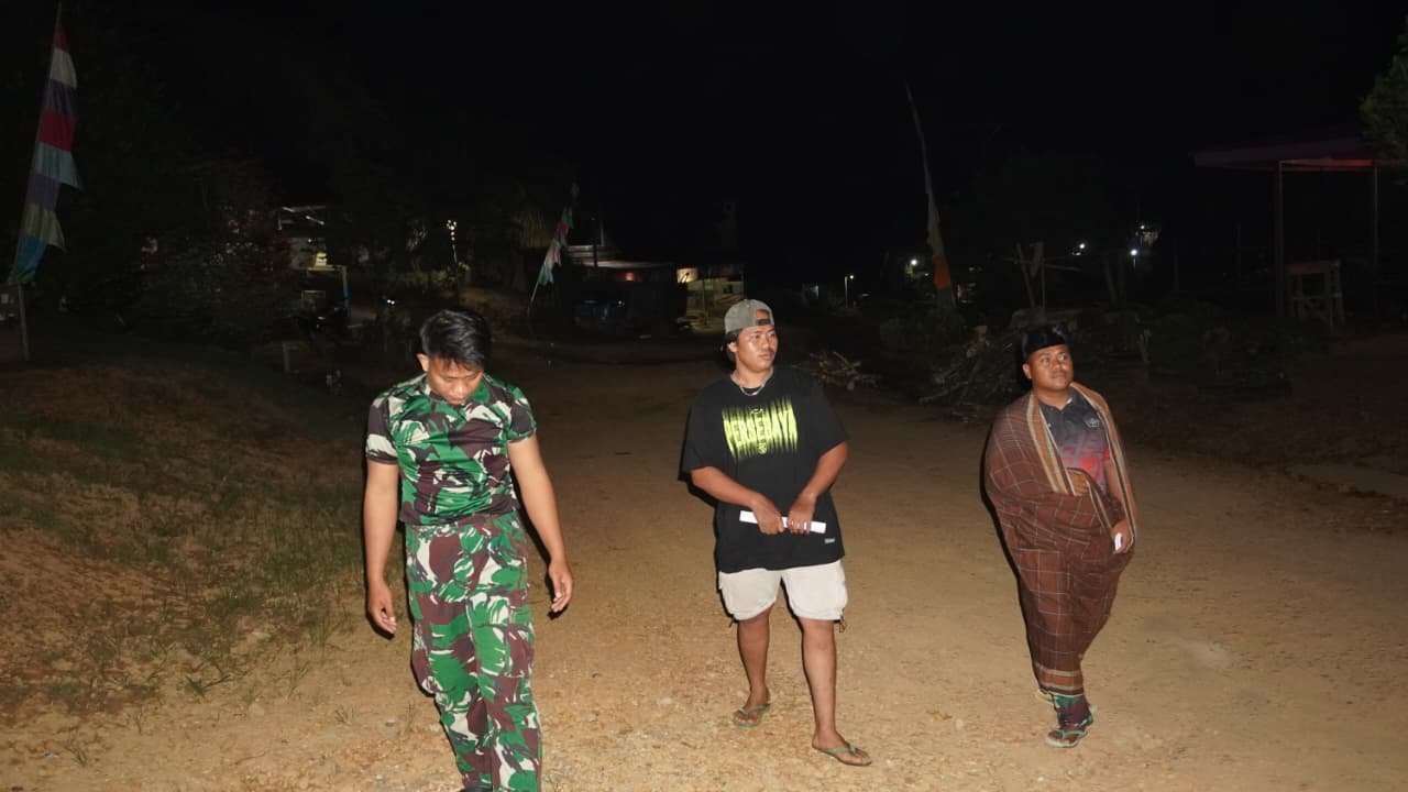 Satgas TMMD ke-127 Kodim 1015/Sampit Keliling Desa Bangunkan Warga Sahur