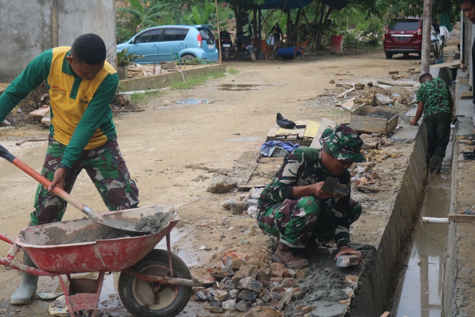 Loreng Berbalut Semen, Satgas TMMD 127 Perkuat Saluran Air Demi Cegah Banjir