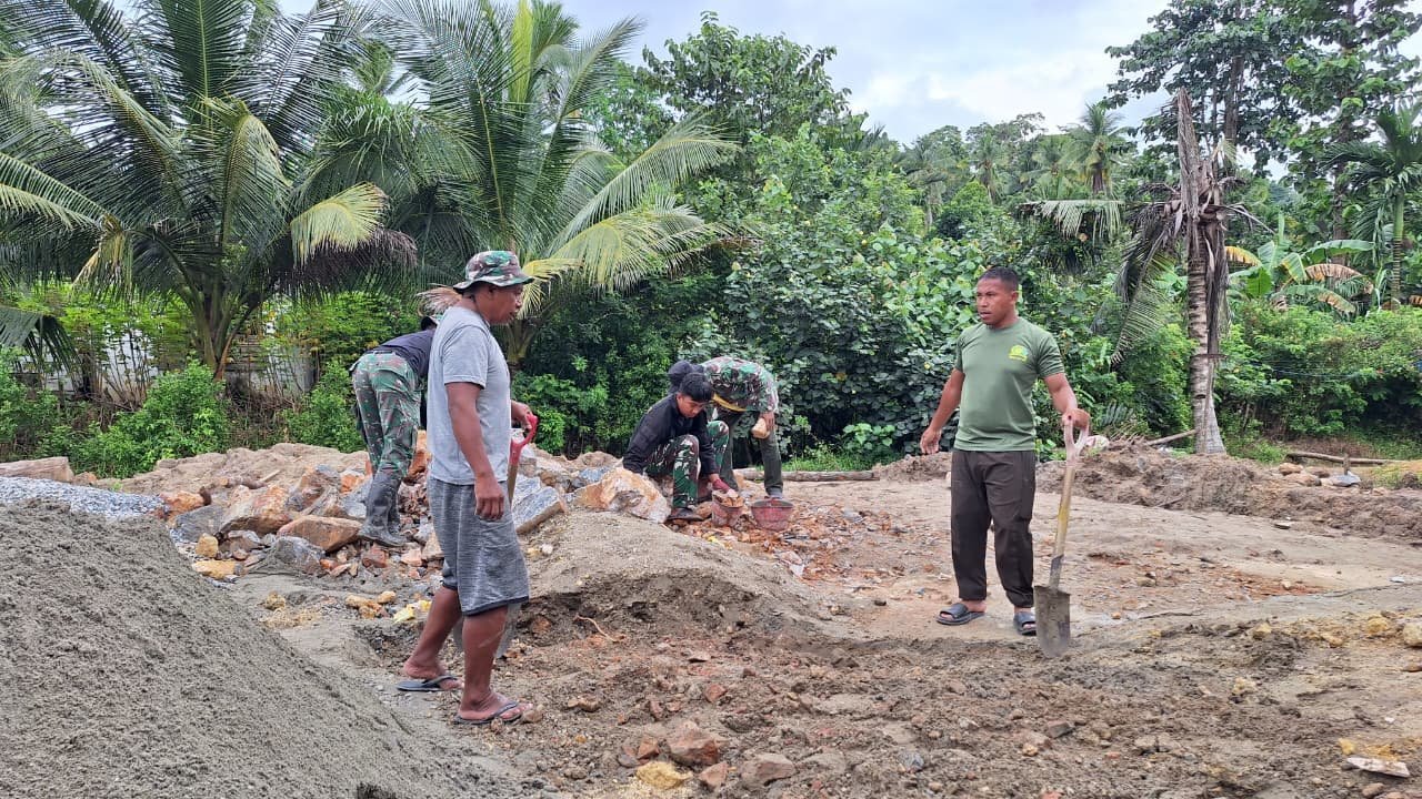 Gotong Royong Tanpa Henti, Satgas TMMD 127 Ratakan Jalan Jembatan Sambuli