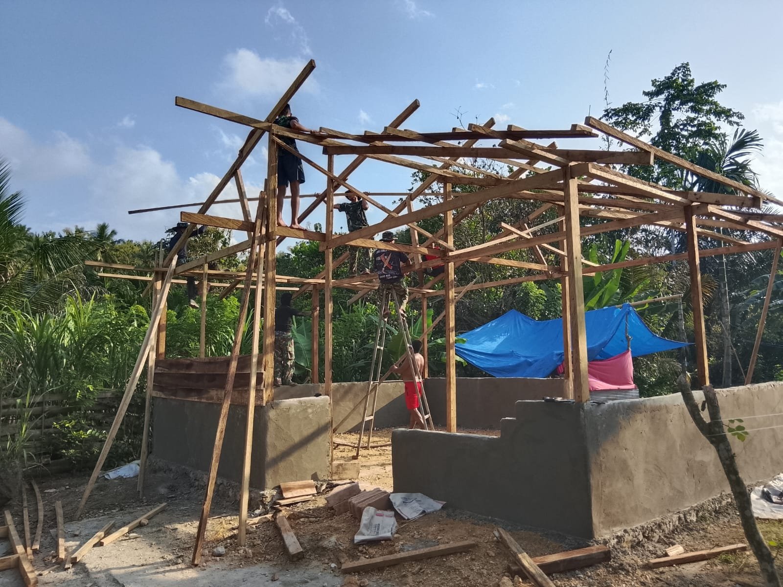 Gotong Royong TNI dan Warga Warnai Pembangunan RTLH TMMD di Sambuli