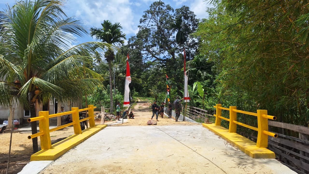 Gotong Royong TNI dan Warga Sukseskan Pembangunan Jembatan TMMD 127