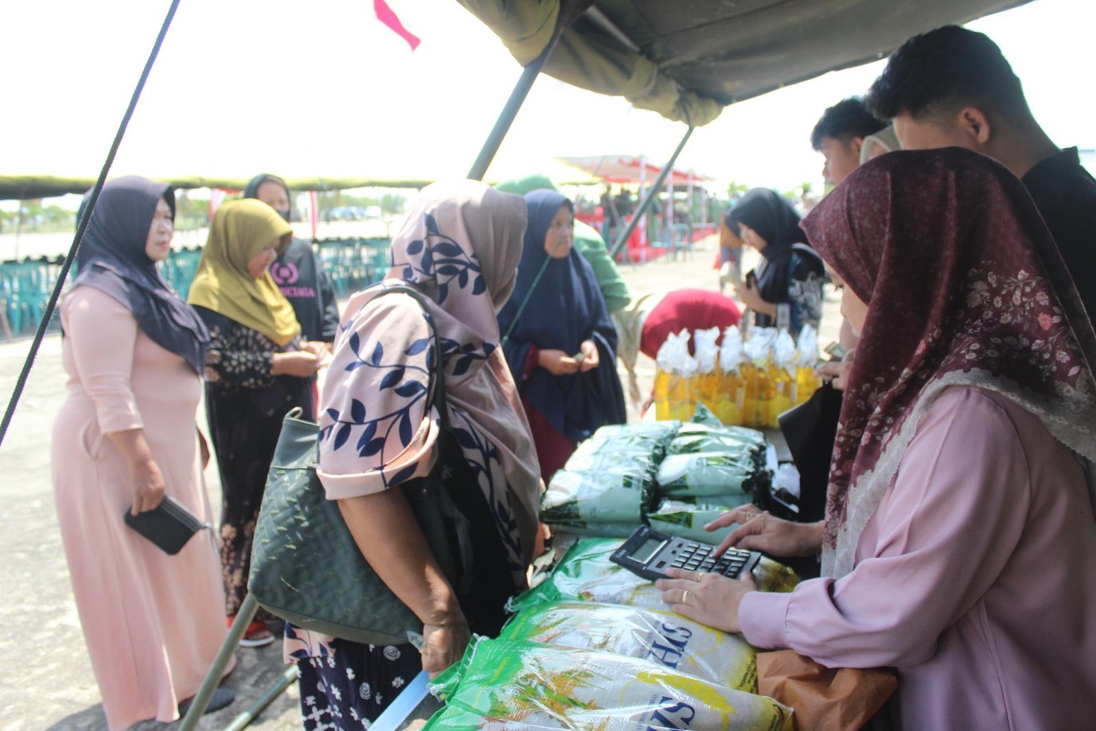 Satgas TMMD 127 Kodim 1417/Kendari Gelar Pasar Pangan Murah di Bungkutoko