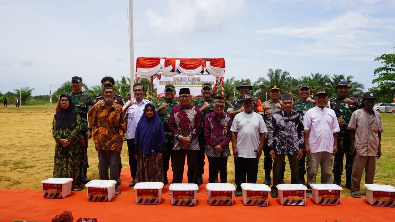 Penutupan TMMD 127 Kodim 1015/Sampit Diisi Bhakti Sosial Pembagian Sembako