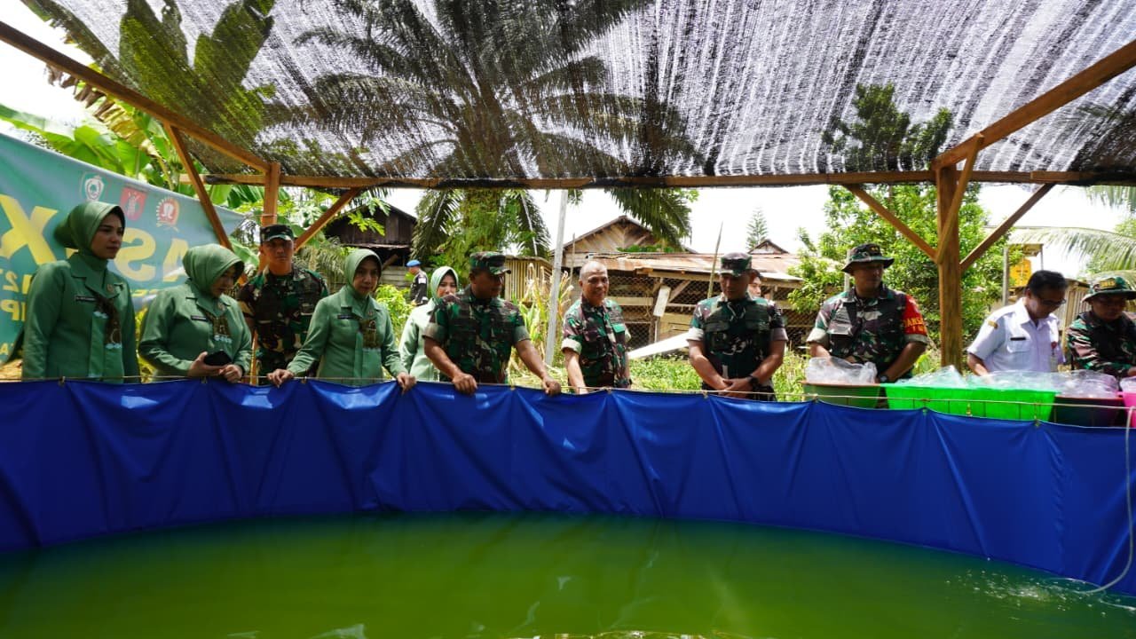 Kasdam XXII/TB Tebar 1.000 Benih Ikan Nila di Desa Tri Buana