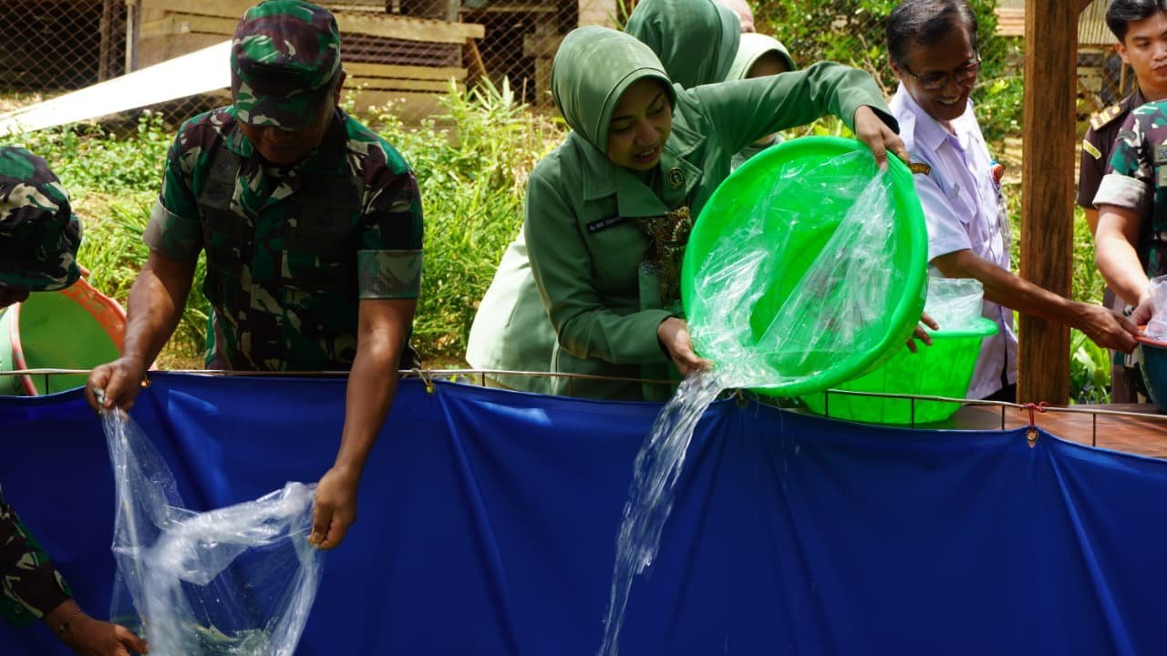 Program Penebaran Bibit Ikan TMMD Diharapkan Tingkatkan Ekonomi Warga