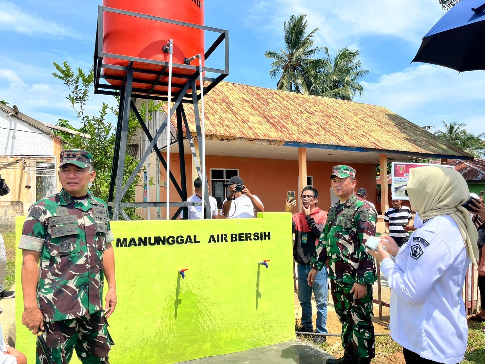 Pangdam XIV/Hasanuddin Serahkan Bantuan Sosial kepada Warga Lokasi TMMD