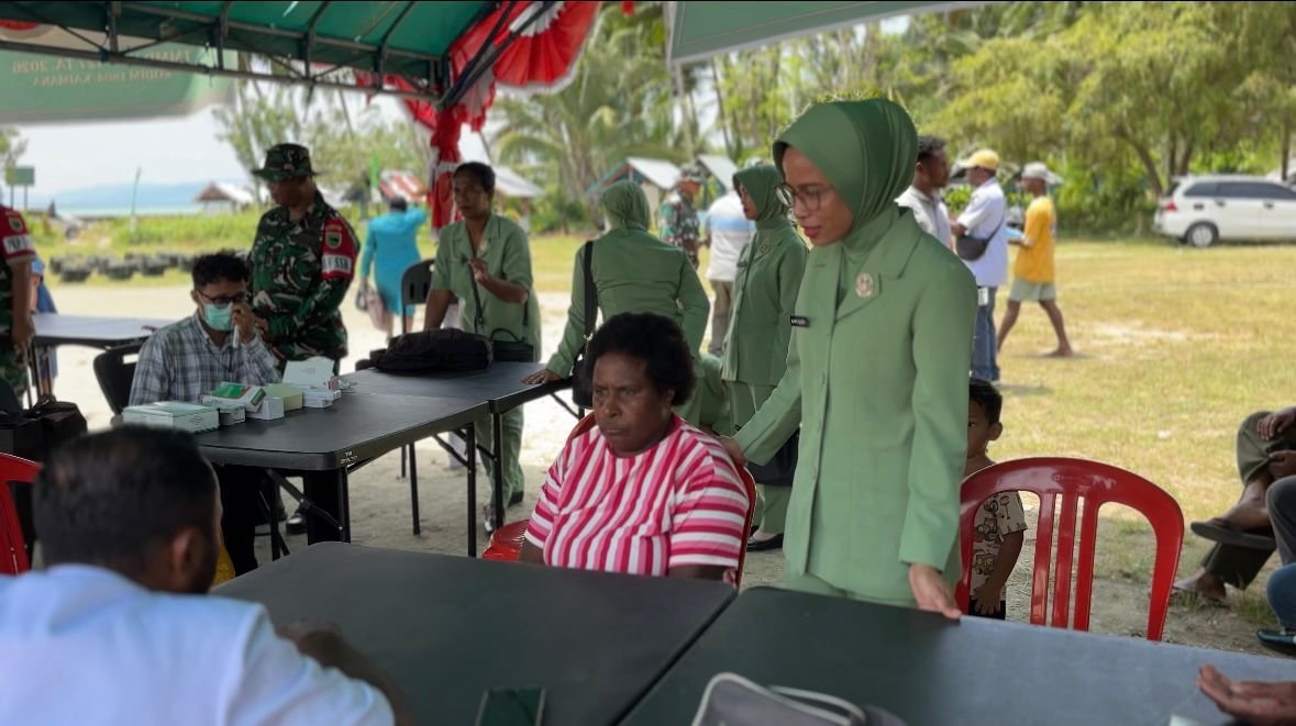 Ketua Persit KCK Cabang XL Kodim 1804/Kaimana Gelar Pengobatan Gratis di Kampung Marsi