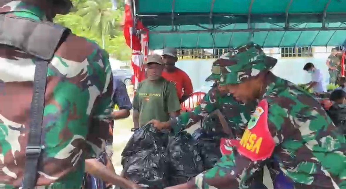 TMMD 127 Gelar Pembagian Sembako untuk Warga Kampung Marsi