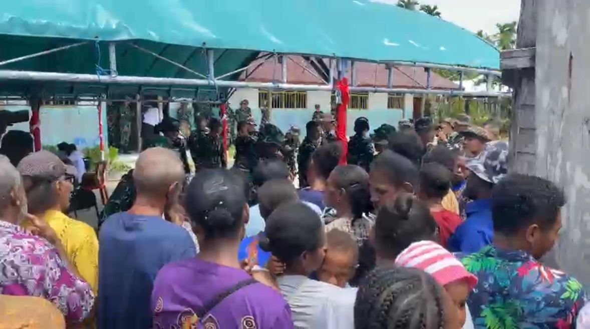 Kegiatan Nonfisik TMMD 127: Satgas Bagikan Sembako kepada Masyarakat Kampung Marsi