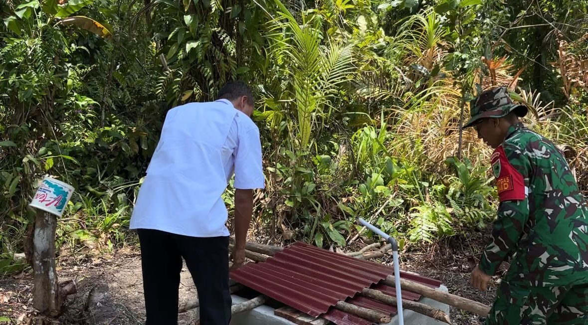 Kepala Kesbangpol Kaimana dan Dandim 1804/Kaimana Tinjau Sumur Bor TMMD di Kampung Sisir