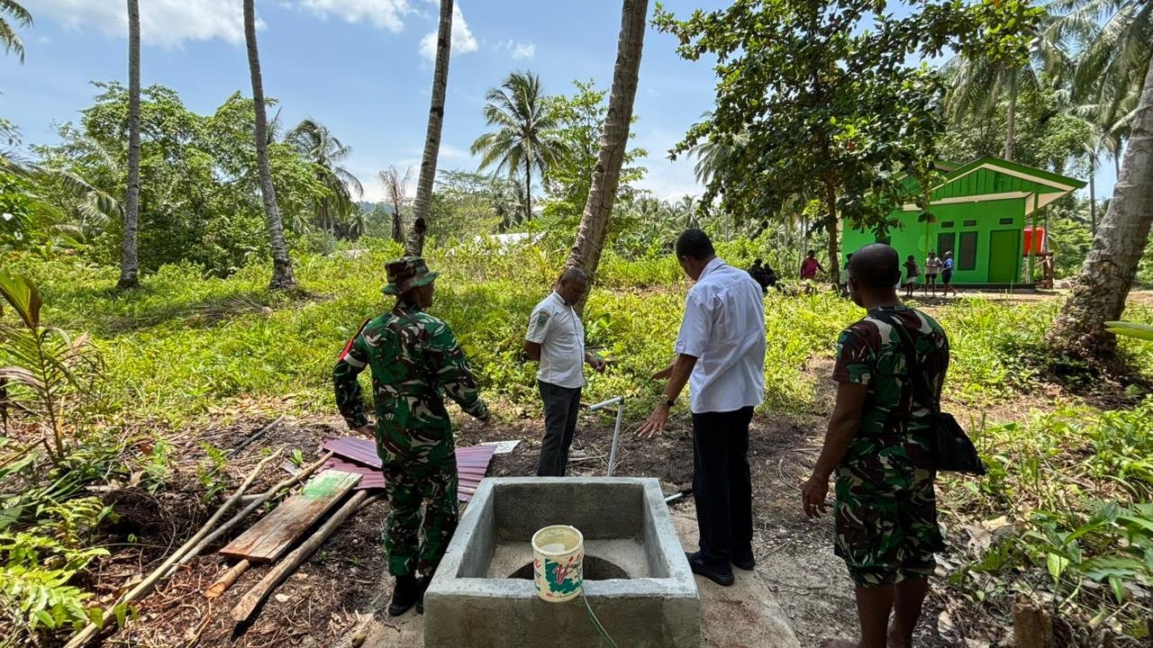 Didampingi Dandim 1804/Kaimana, Kepala Kesbangpol Cek Fasilitas Sumur Bor TMMD di Kampung Sisir