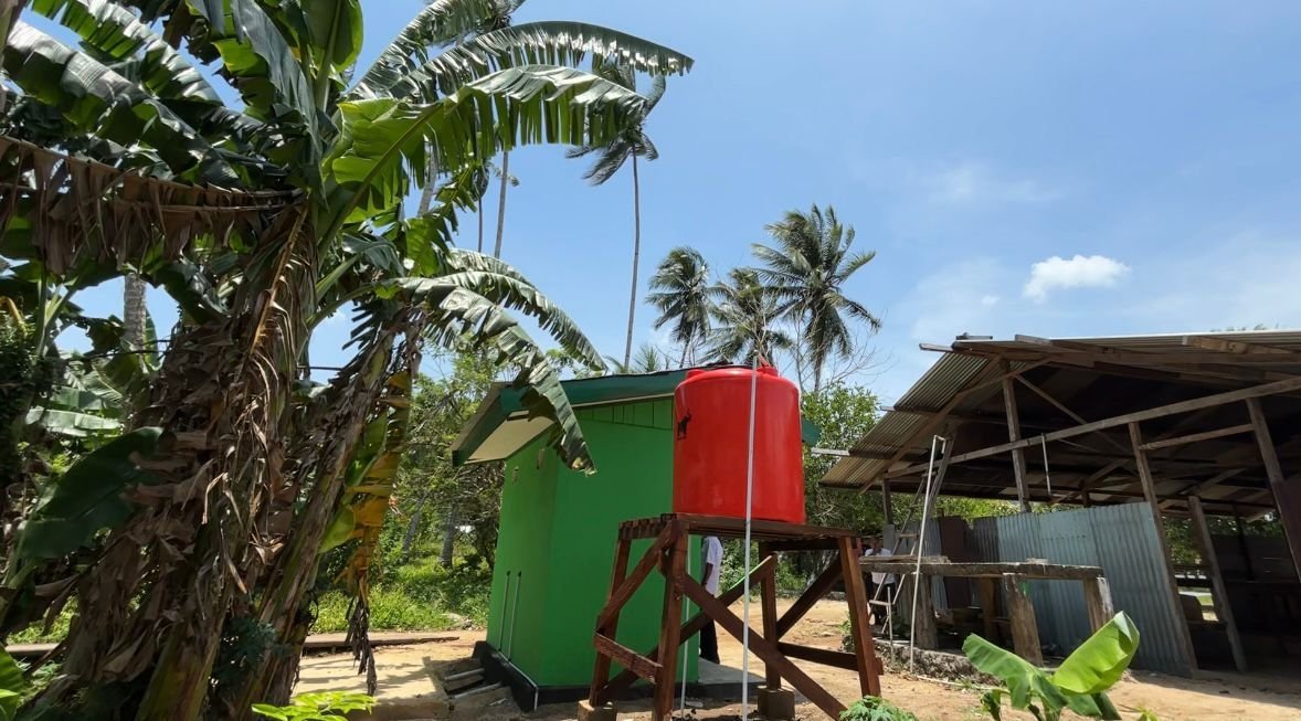 Kepala Kesbangpol Kaimana Tinjau Pembangunan MCK di Kampung Sisir