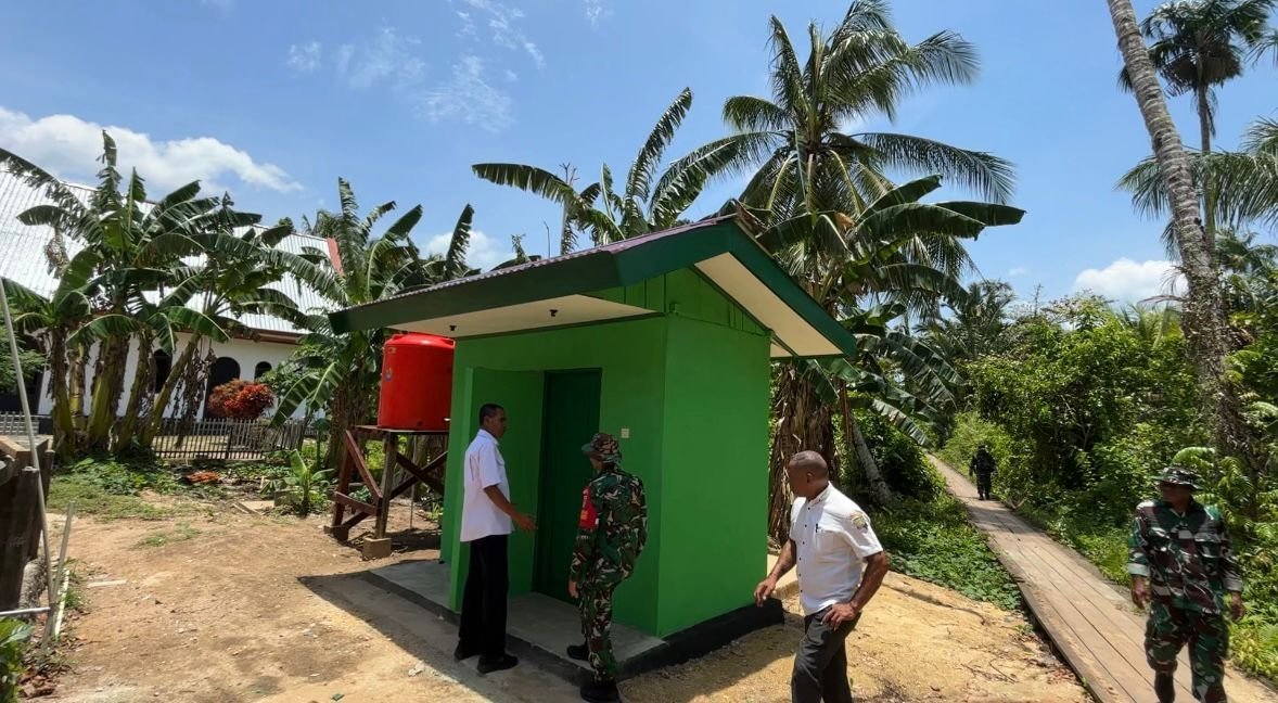 Didampingi Dandim 1804/Kaimana, Kepala Kesbangpol Cek Fasilitas MCK di Kampung Sisir