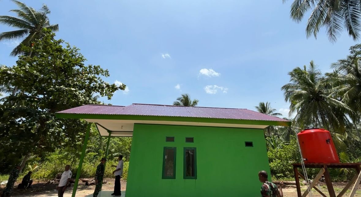 Didampingi Dandim 1804/Kaimana, Kepala Kesbangpol Cek Rumah TMMD di Kampung Sisir