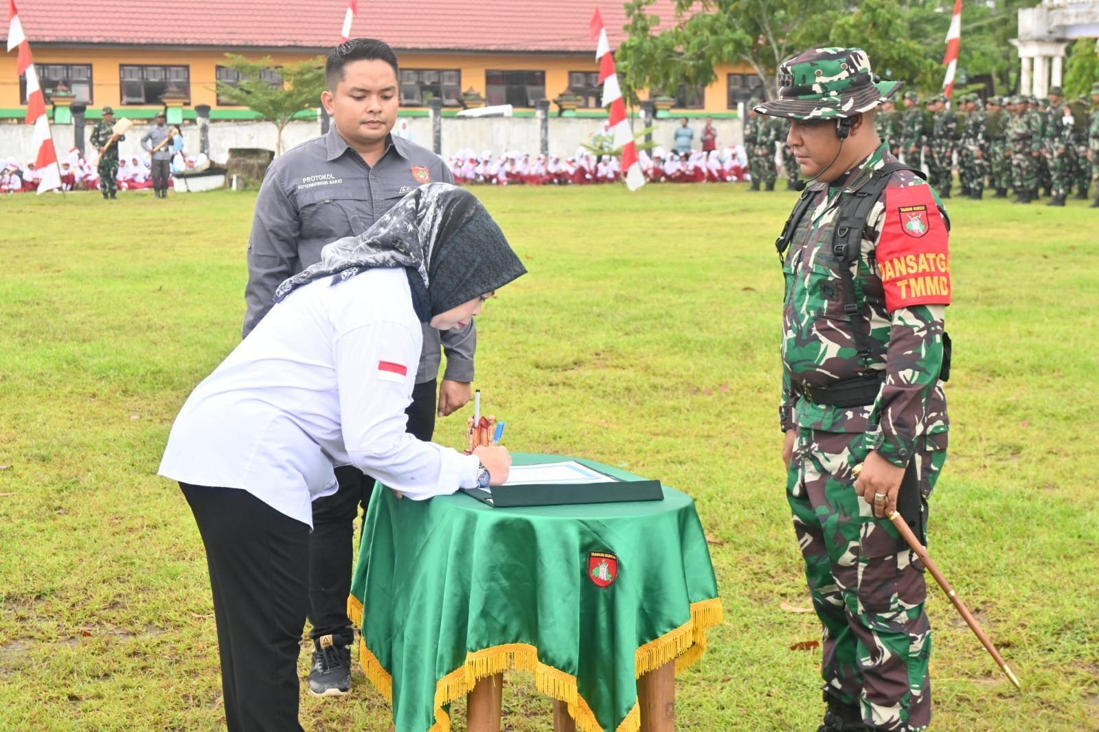 Penandatanganan Naskah Serah Terima Pekerjaan Warnai Pembukaan TMMD Ke-128 Kodim 1014/Pbn
