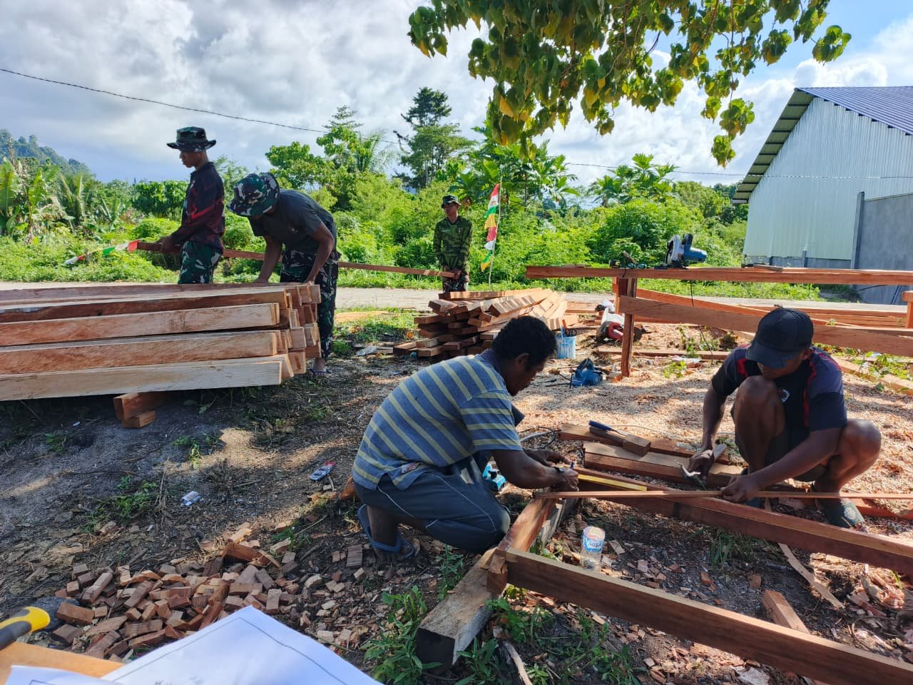 Semangat Gotong Royong Warnai Pembuatan Kusen RTLH TMMD Kodim 1801/Manokwari