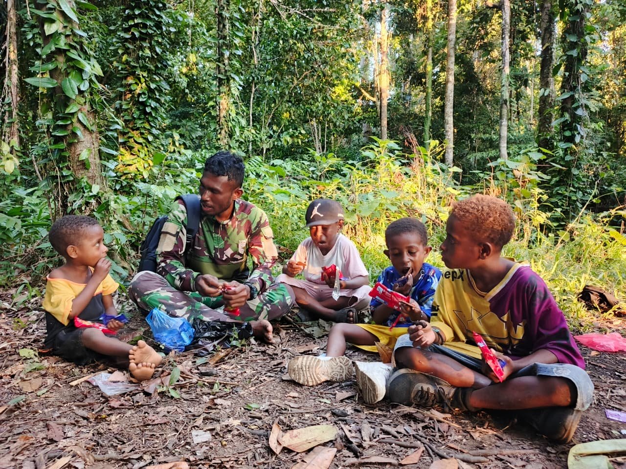 Pendekatan Humanis, Satgas TMMD ke-128 Kodim 1801/Manokwari Dekatkan Diri dengan Anak-anak