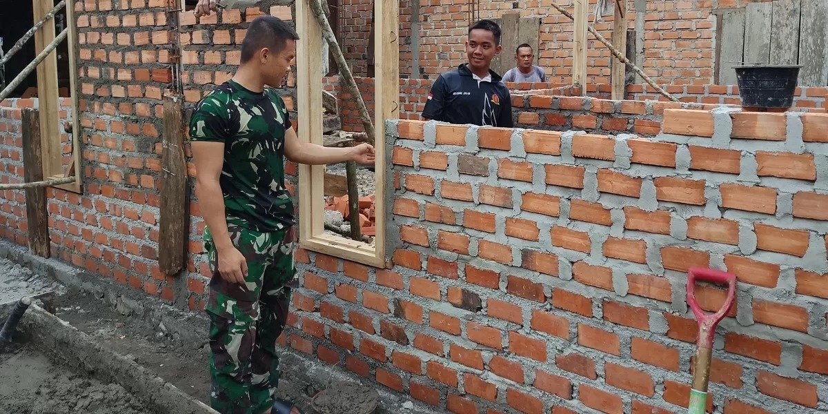 Pemasangan Kusen RTLH di Lubuk Tampang Dikerjakan Presisi oleh Satgas TMMD