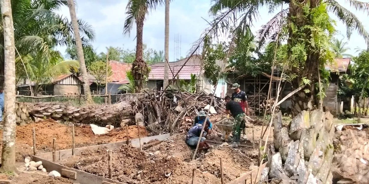 Sinergi TNI dan Masyarakat, Pembangunan MCK di Kikim Timur Terus Dikebut