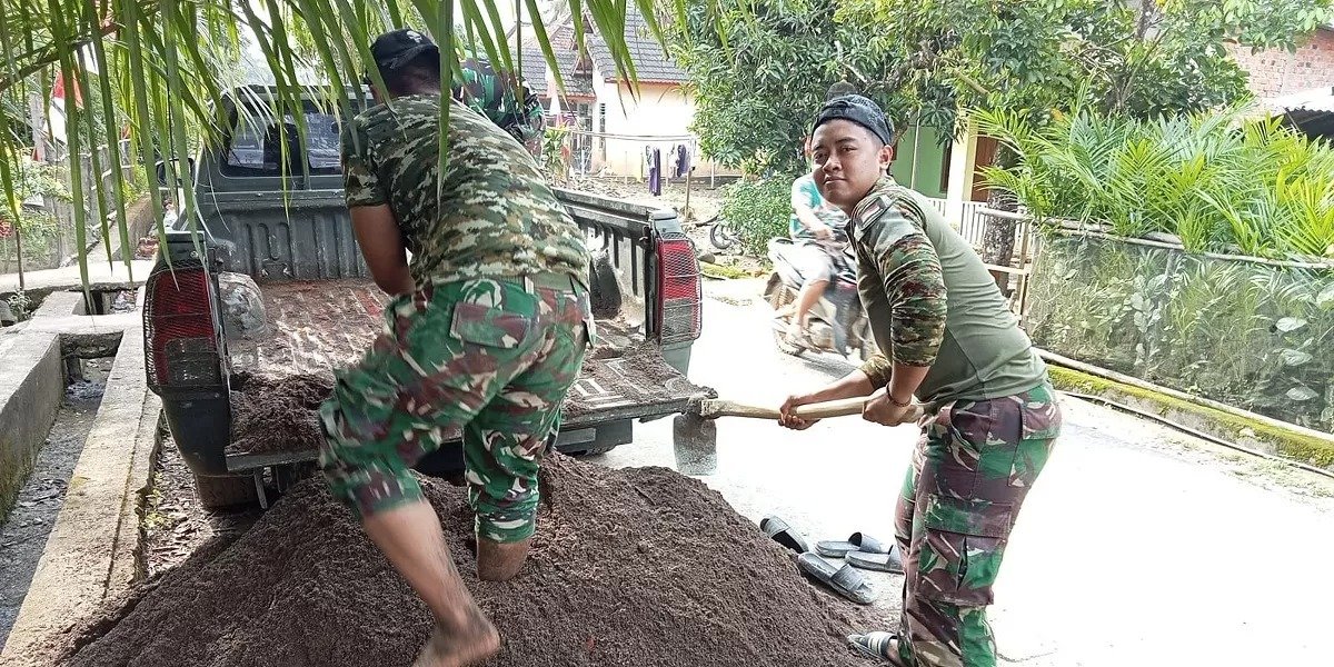 Gotong Royong Angkut Pasir, Satgas TMMD 128 Kodim 0405/Lahat Percepat Pembangunan
