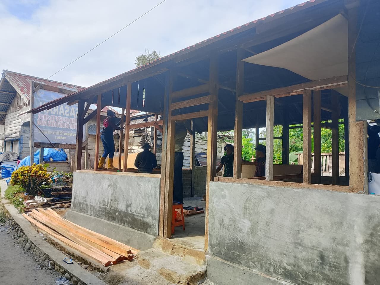 Pembangunan RTLH TMMD ke-128 Masuki Tahap Pemasangan Kusen di Sausu Trans