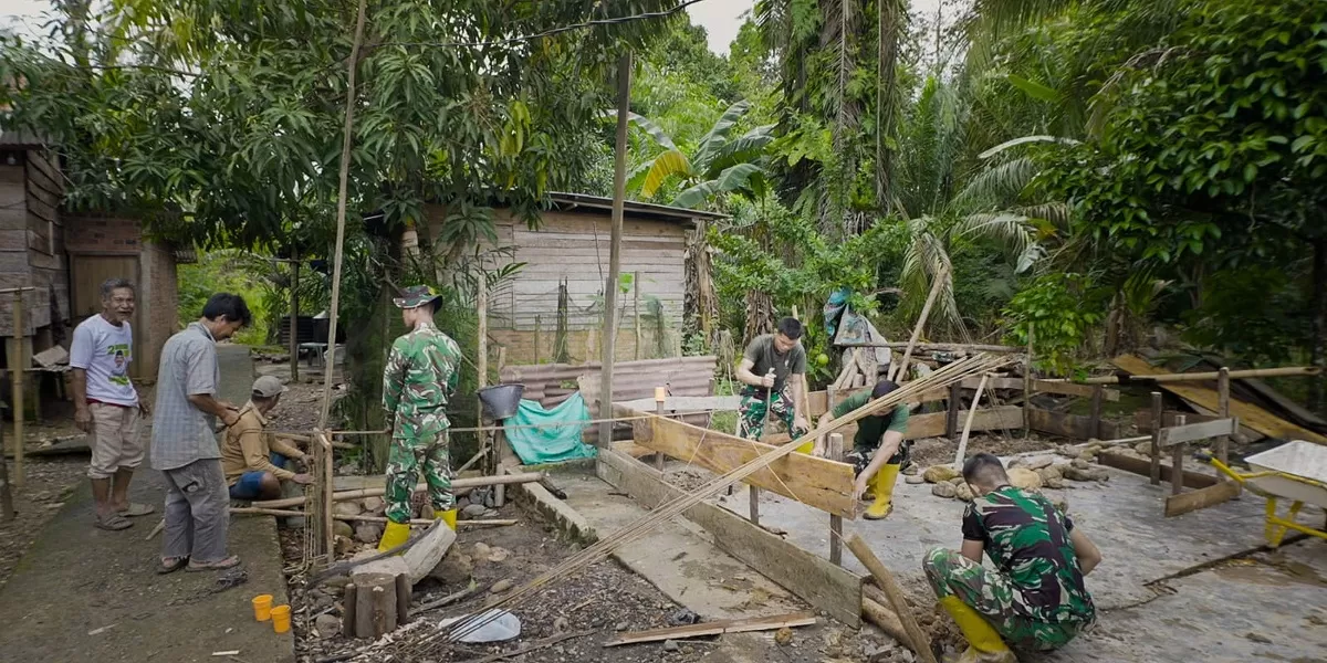 Gotong Royong Warga dan Satgas TMMD Bongkar Rumah RTLH di Desa Lubuk Tampang