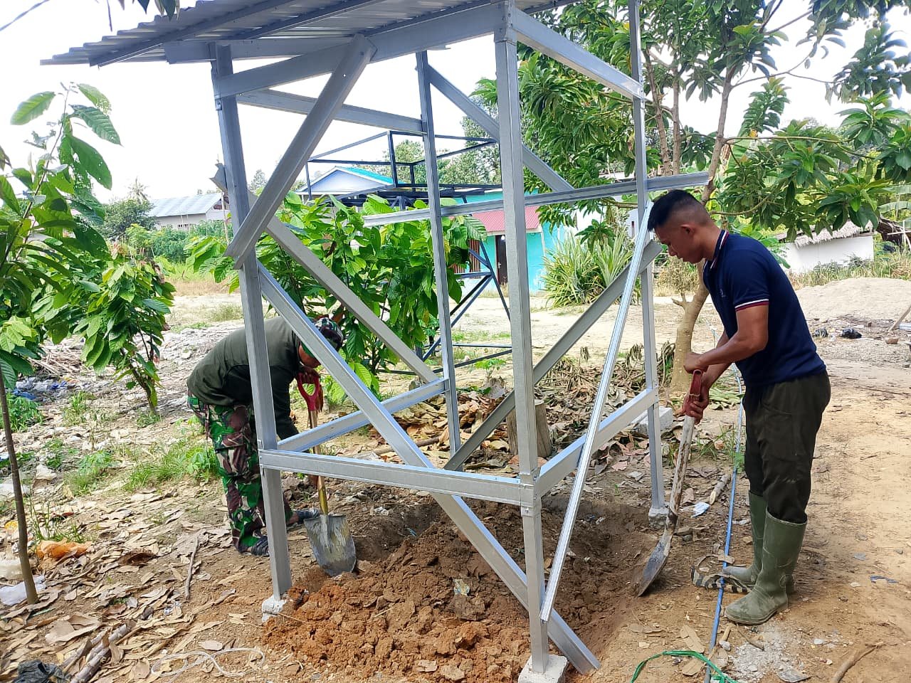 Pembangunan MCK TMMD ke-128 Masuki Tahap Pemasangan Rangka dan Atap