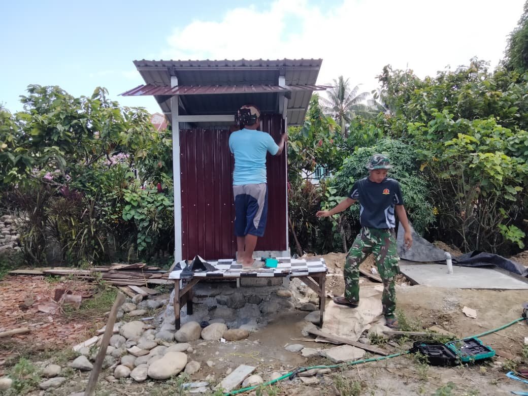 Pembangunan MCK TMMD ke-128 di Rumah Ibu Supriati Masuki Tahap Pemasangan Dinding