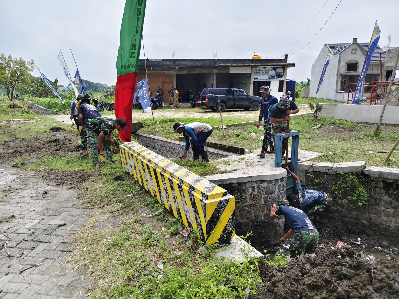Rehab Pintu Air Waduk Slempit, Satgas TMMD 128 Perkuat Infrastruktur Desa