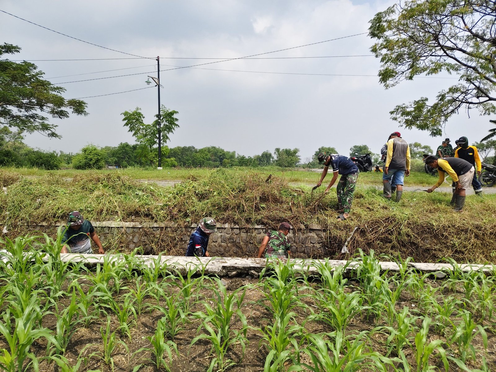 TMMD ke-128 Slempit Percepat Normalisasi Irigasi, Warga Antusias Gotong Royong