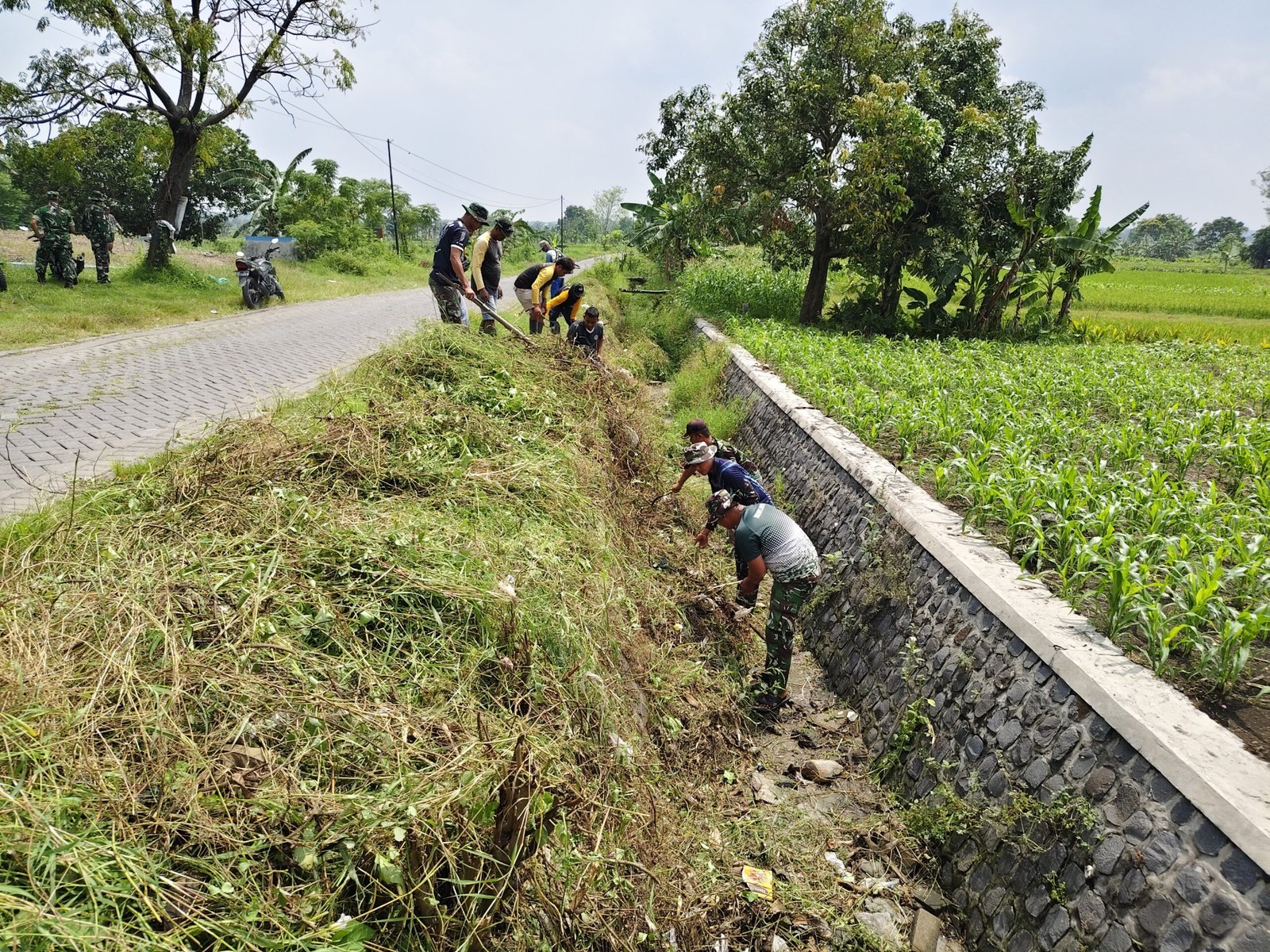 Satgas TMMD 128 dan Warga Slempit Bahu-Membahu Normalisasi Irigasi demi Kesejahteraan Petani
