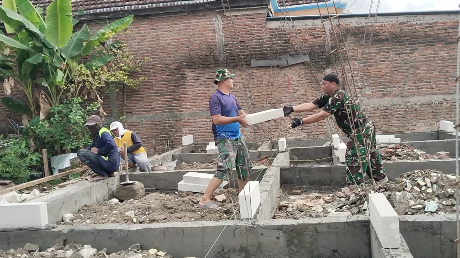 Wujudkan Hunian Layak, Satgas TMMD 128 dan Warga Slempit Percepat Pembangunan Rumah Ibu Cendani