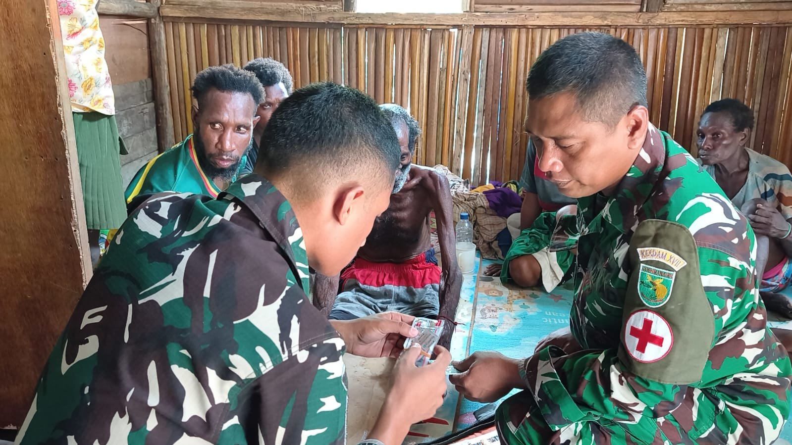 Tim Kesehatan Satgas TMMD Gerak Cepat Layani Warga Sakit di Keakwa