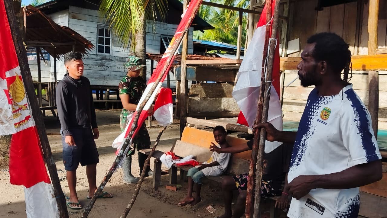 Satgas TMMD 128 dan Warga Pasang Umbul-Umbul, Kampung Keakwa Semakin Semarak