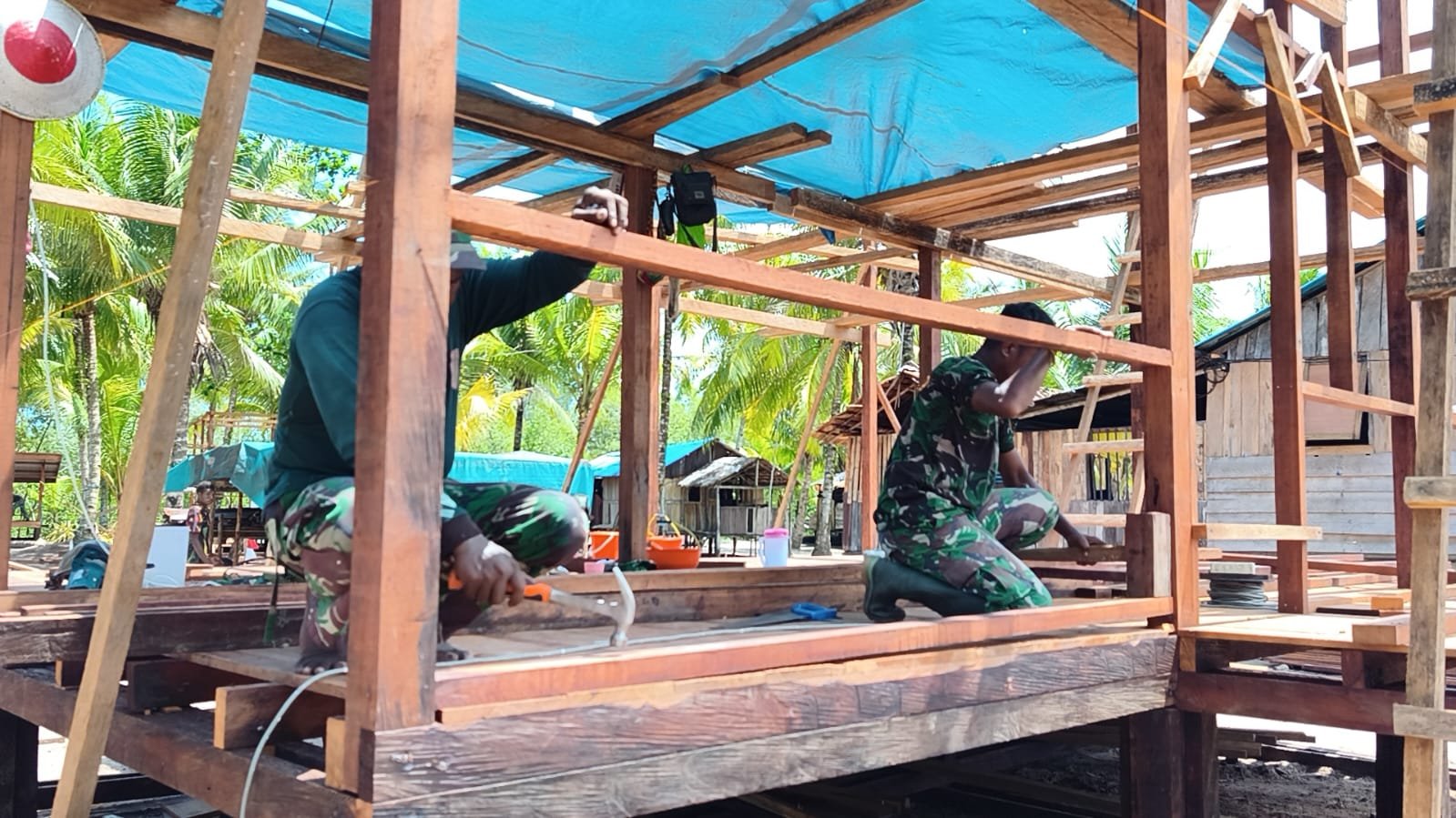 Gotong Royong Satgas dan Warga Percepat Pemasangan Rangka Dinding TMMD