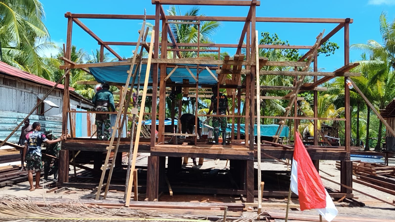 Pemasangan Rangka Dinding Rumah Dimulai, Progres TMMD di Keakwa Meningkat