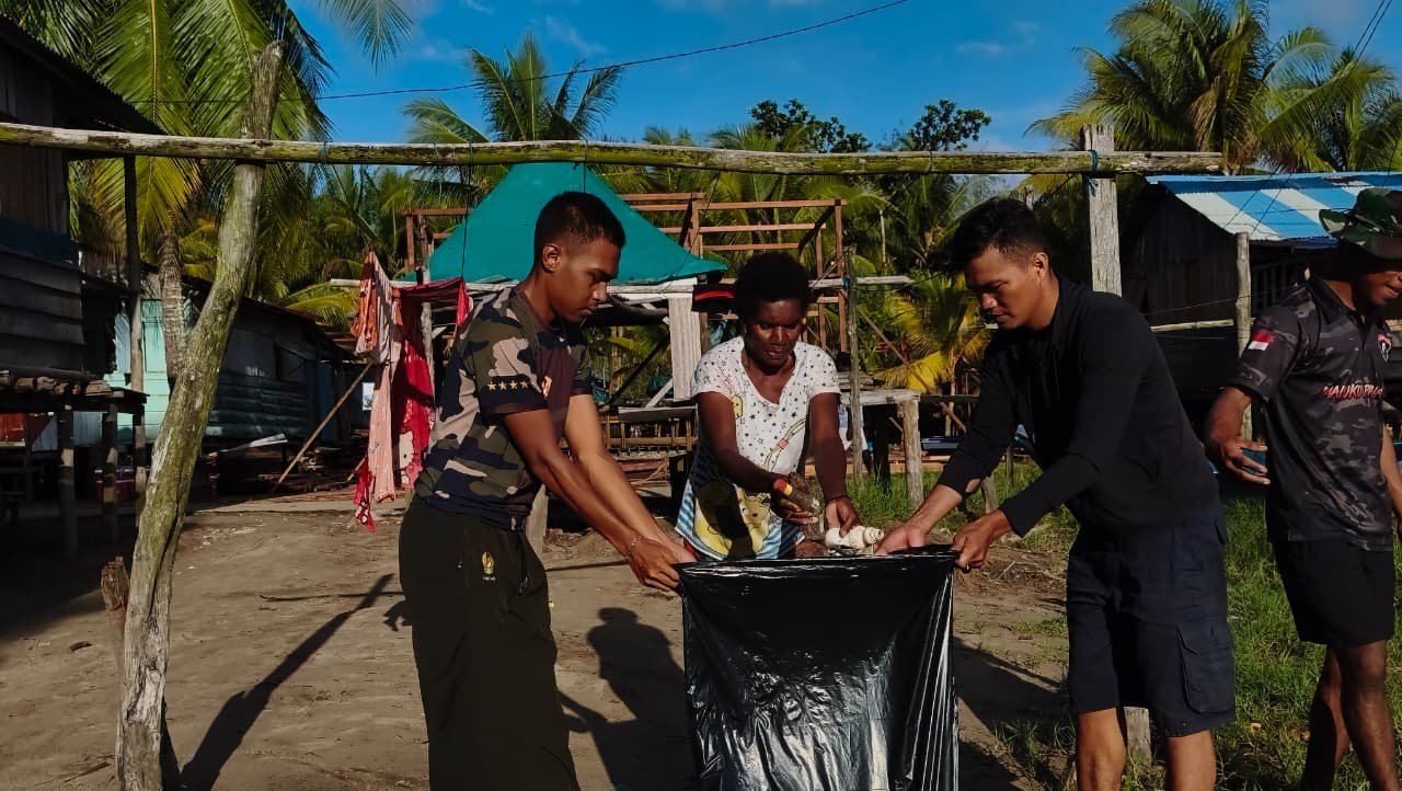 Satgas TMMD 128  dan Warga Kerja Bakti, Ciptakan Kampung Keakwa Bersih dan Sehat