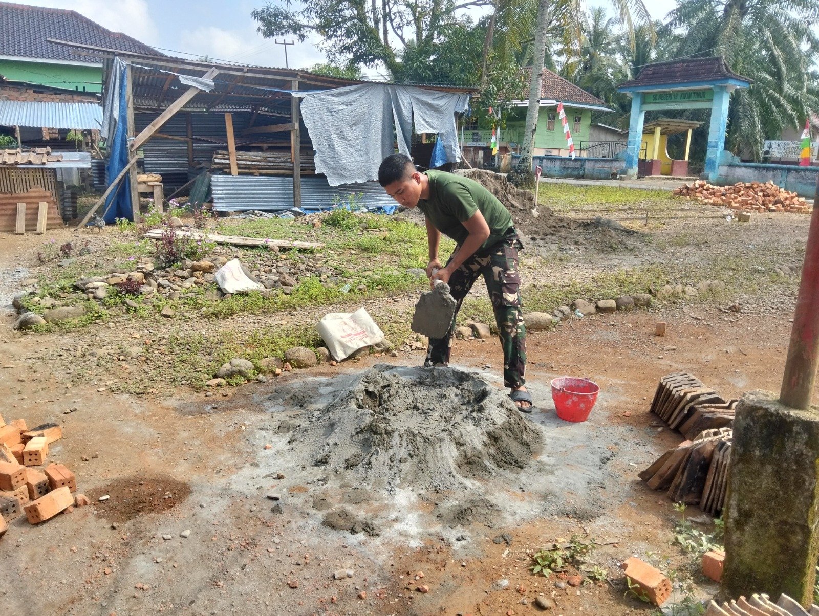 Gotong Royong Satgas TMMD 128 Lahat Siapkan Adonan Plester Rumah Warga